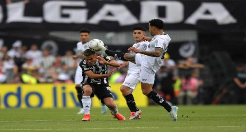 بسبب تدخل عنيف.. البطاقة الحمراء تظهر في نهائي ليبرتادوريس بعد 29 ثانية (فيديو)